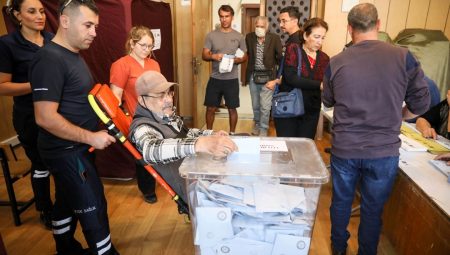 Sandığa ambulansla gitti: “Canım çıkmadıkça her seçimde oy kullanmaya geleceğim” – Son Dakika Türkiye Haberleri
