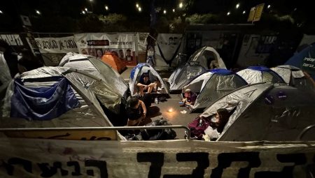 İsrail’de hükümet karşıtı göstericiler Meclis önünde çadır kurdu