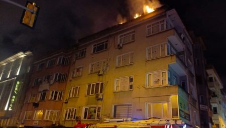 Fatih’te 5 katlı binanın çatısında yangın çıktı