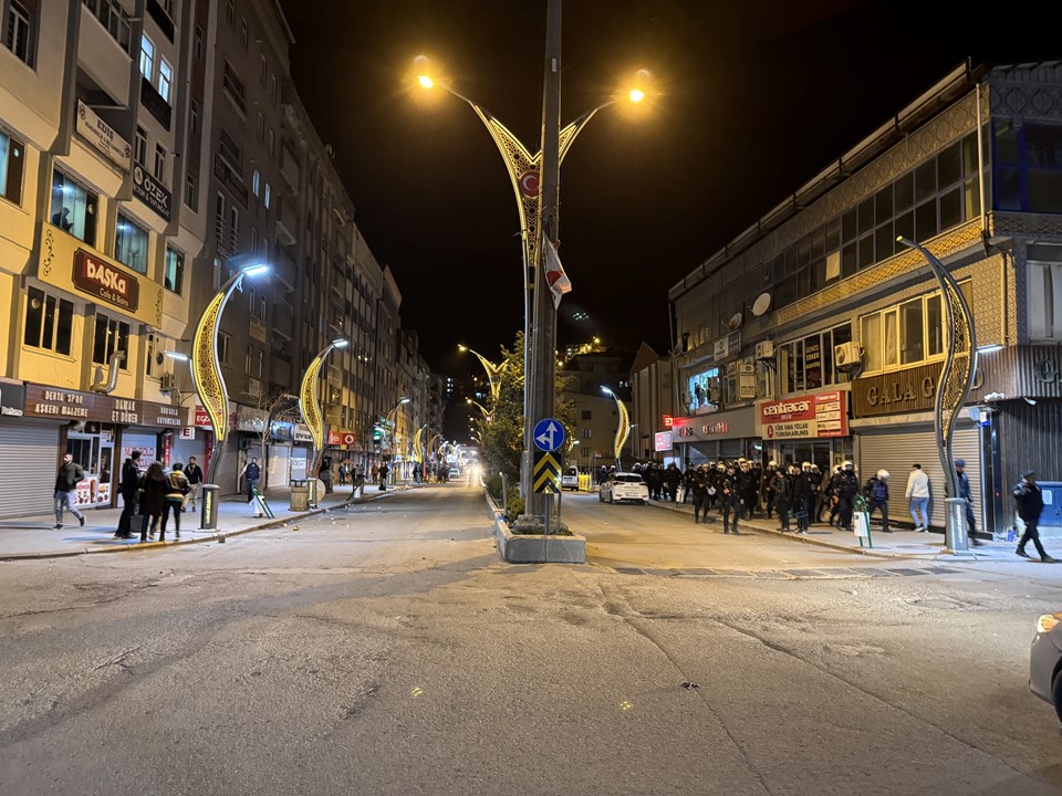 Van'da polis müdahalesi | DEM Partililerin kutlaması sonrası bazı gruplar polise taş attı - 1