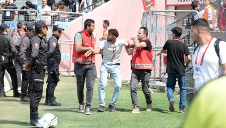 Sahte biletler stadyumu karıştırdı: 14 gözaltı – Son Dakika Spor Haberleri